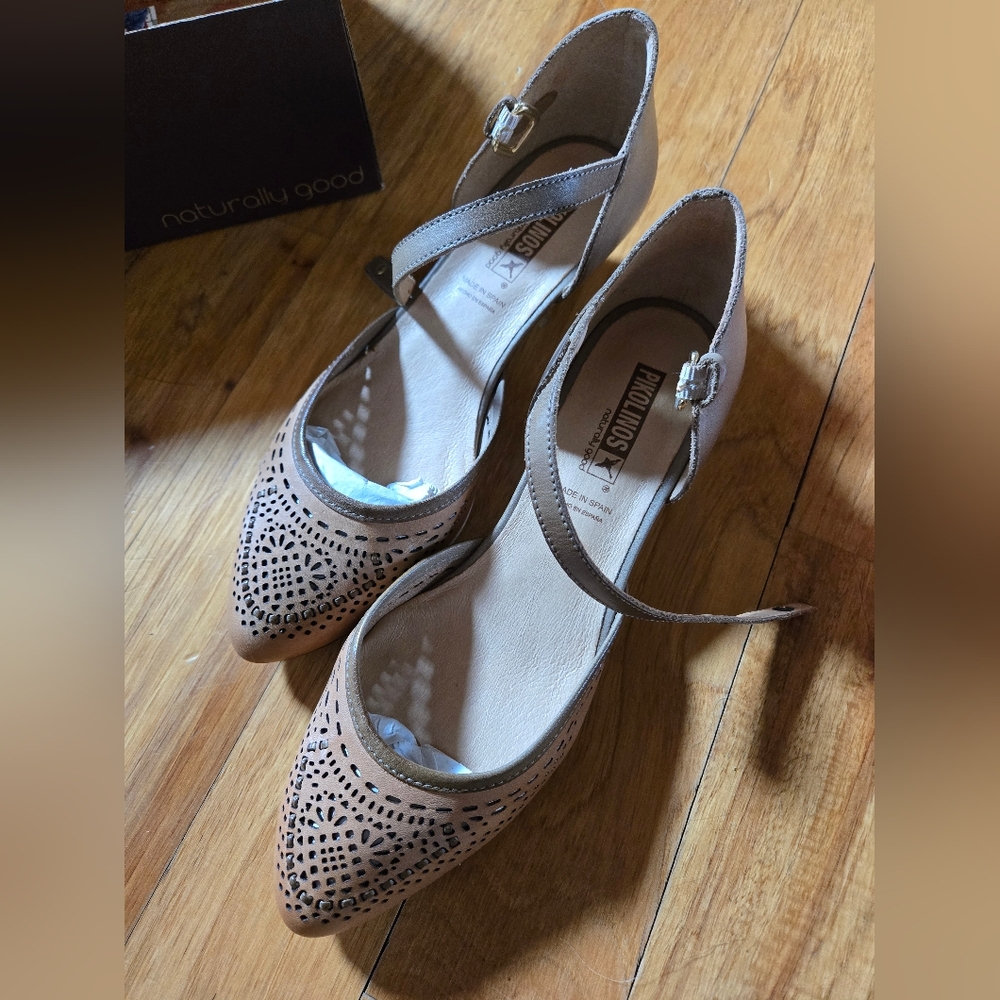 Pikolinos Women's Tan Leather Shoes